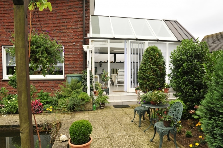 Blick auf überdachte Terrasse - Mehrgenerationenhaus mit Garten und Dachterrasse