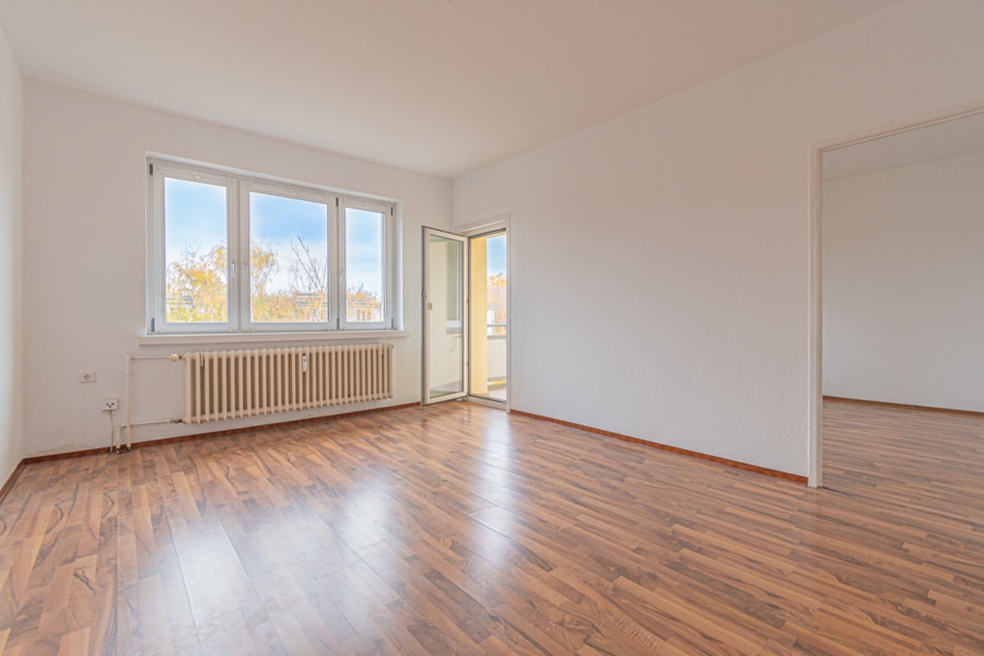 Wohnzimmer mit Fenster - Perfekte Wohnung für Paare & Singles – Ruhig, mit Balkon und Top-Verkehrsanbindung