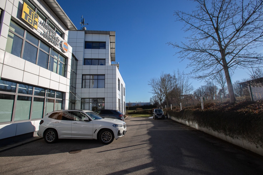 Südseite mit Parkplätze - Top-Bürofläche mit Loggia und Erweiterungspotential in bester Lage