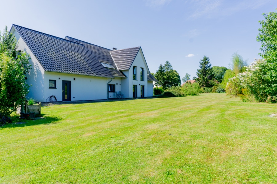 Garten - Luxus trifft Moderne: Exklusives Anwesen mit 320 m² Wohnfläche und 11.000 m² Grundstück, in Stülow.