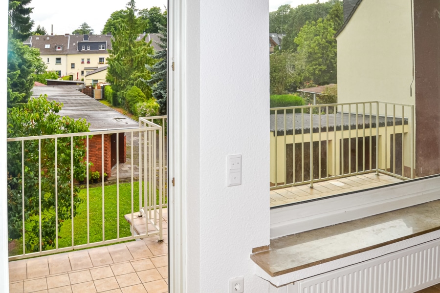 OG: Wohnzimmer mit Balkon - Vollvermietetes Rendite 3-Parteienhaus mit 9 Garagen in Köln-Flittard