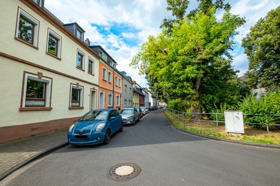 Gepflegte Umgebung - Vollvermietetes Rendite 3-Parteienhaus mit 9 Garagen in Köln-Flittard