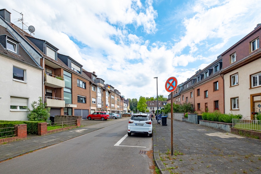 Ruhiges Umfeld - Vollvermietetes Rendite 3-Parteienhaus mit 9 Garagen in Köln-Flittard