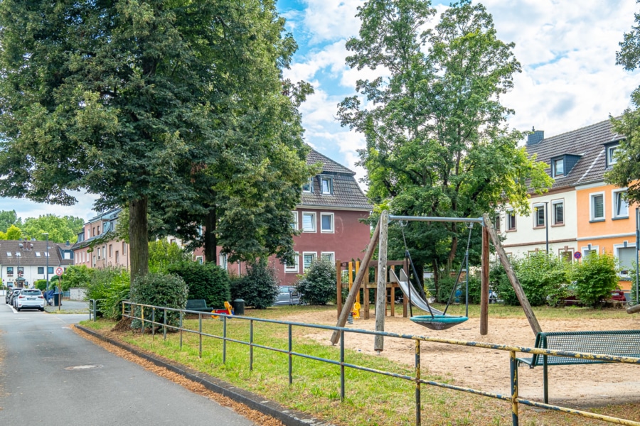 Kinderspielplatz direkt vor dem Haus - Vollvermietetes Rendite 3-Parteienhaus mit 9 Garagen in Köln-Flittard