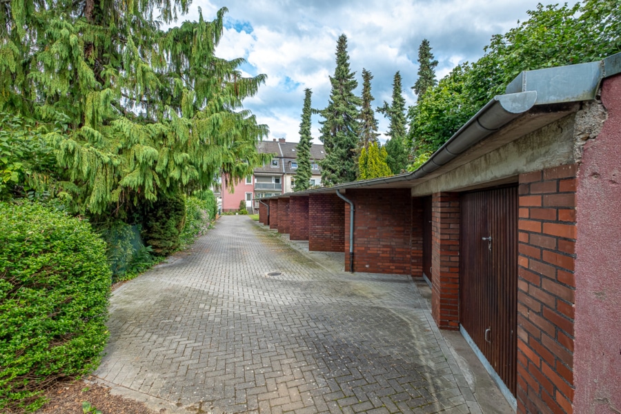 Garagenpark mit zusätzlichen Mieteinnahmen - Vollvermietetes Rendite 3-Parteienhaus mit 9 Garagen in Köln-Flittard