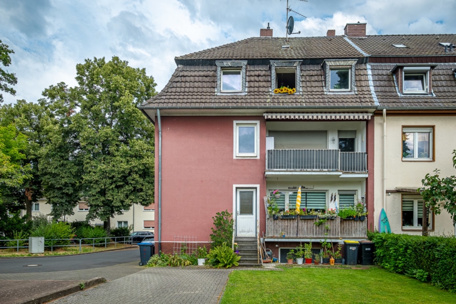 Rückansicht vom Haus mit zwei Balkonen - Vollvermietetes Rendite 3-Parteienhaus mit 9 Garagen in Köln-Flittard