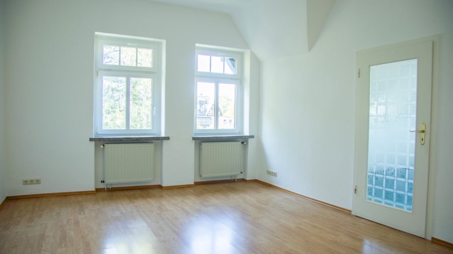 Wohnzimmer - Großzügige 5 Zimmer Dachgeschosswohnung