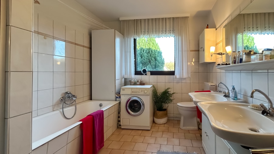 Badezimmer - GEPFLEGTES EINFAMILIENHAUS MIT WINTERGARTEN UND AUSBAUPOTENTIAL-IDEAL FÜR HANDWERKER