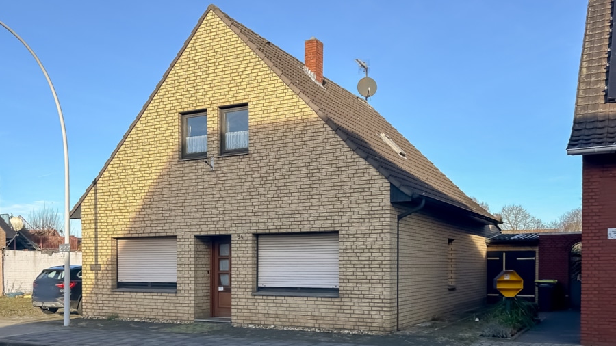 Hausansicht - GEPFLEGTES EINFAMILIENHAUS MIT WINTERGARTEN UND AUSBAUPOTENTIAL-IDEAL FÜR HANDWERKER