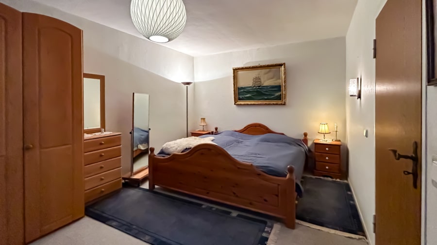 Schlafzimmer 1 - GEPFLEGTES EINFAMILIENHAUS MIT WINTERGARTEN UND AUSBAUPOTENTIAL-IDEAL FÜR HANDWERKER