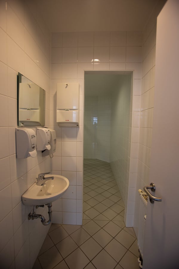 Herrentoilette - Moderne Büroeinheit mit Flexibilität und Sichtbarkeit