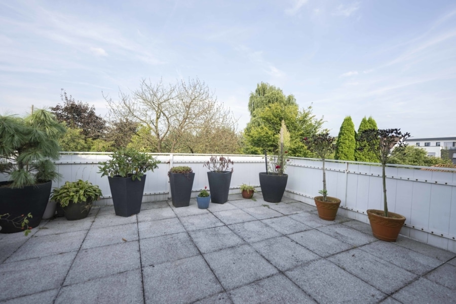 Dachterrasse - Viel Platz auf großem Grundstück!