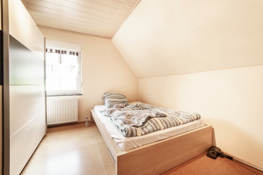 Schlafzimmer Wohnhaus links - Zwei Häuser auf einem Grundstück - Ihr Traum vom Mehrgenerationenwohnen!