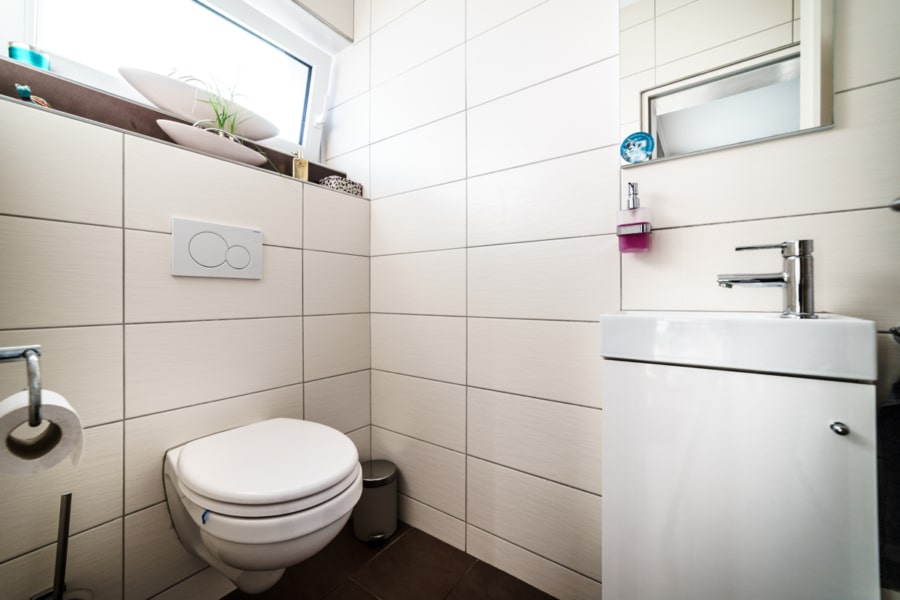 Gäste-WC - Nachhaltigkeit trifft Komfort – Ein moderner Bungalow mit Charakter in Mettingen!