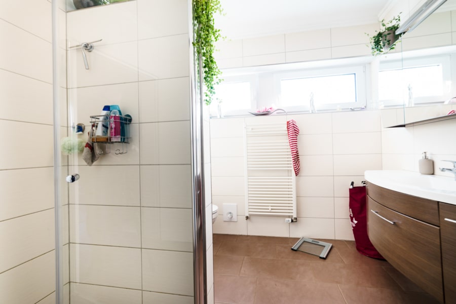 Badezimmer - Nachhaltigkeit trifft Komfort – Ein moderner Bungalow mit Charakter in Mettingen!