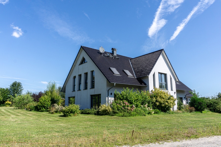 Seitenansicht - Exklusives Architektenhaus: 320 m² moderne Wohnfläche auf 11.000 m² traumhaftem Grundstück