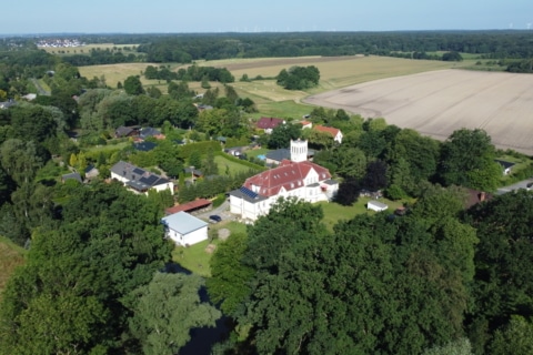 Ein Archi­tek­to­ni­sches Meisterwerk in Wendfeld – Für Liebhaber und Inves­toren mit Herz, 18190 Sanitz / Wendfeld, Mehrfamilienhaus