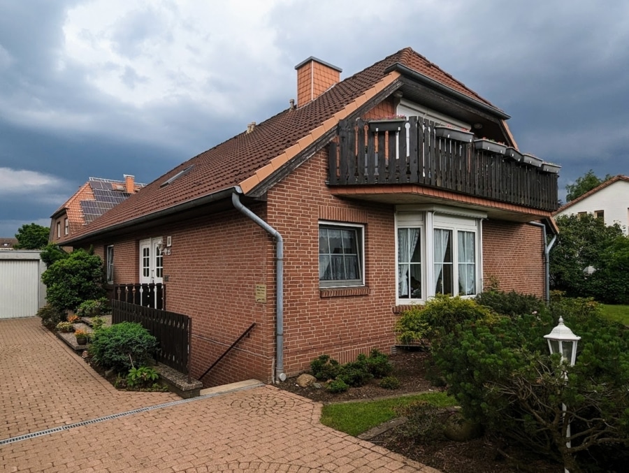 Blick zum Eingang - Viel Platz für Ihre Träume: Zweifamilienhaus mit Einliegerwohnung und idyllischem Grundstück