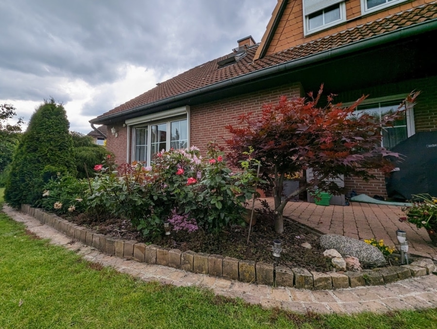 Blick zur Terrasse - Viel Platz für Ihre Träume: Zweifamilienhaus mit Einliegerwohnung und idyllischem Grundstück