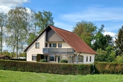 Geräu­miges Famili­enhaus mit großem Ausbau­po­tential in idylli­scher Lage ****RESERVIERT***, 91639 Wolframs-Eschenbach, Einfamilienhaus