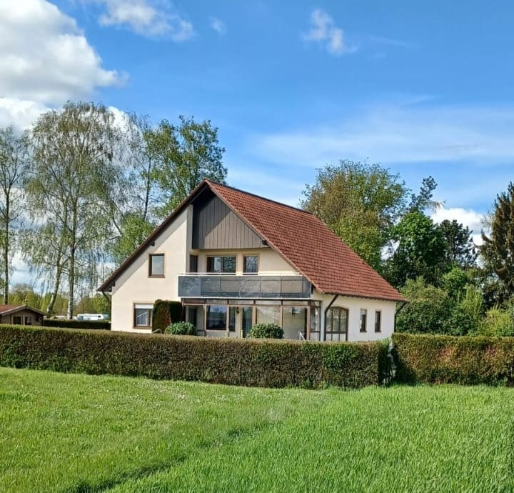 Titelbild - Geräumiges Familienhaus mit großem Ausbaupotential in idyllischer Lage