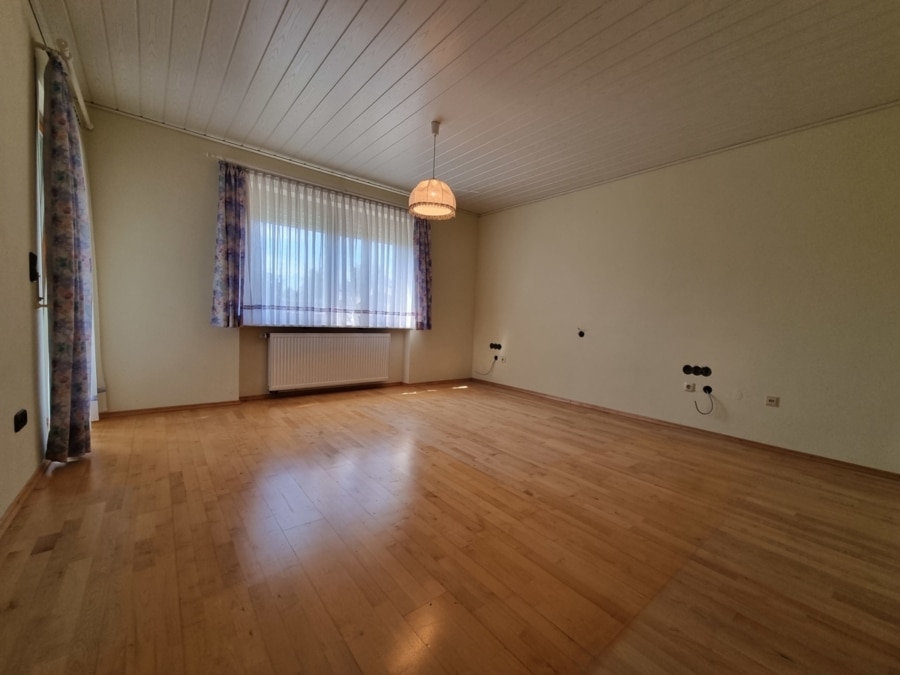 Schlafzimmer1 - Geräumiges Familienhaus mit großem Ausbaupotential in idyllischer Lage