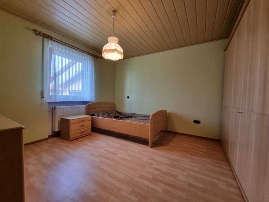 Schlafzimmer2 - Geräumiges Familienhaus mit großem Ausbaupotential in idyllischer Lage