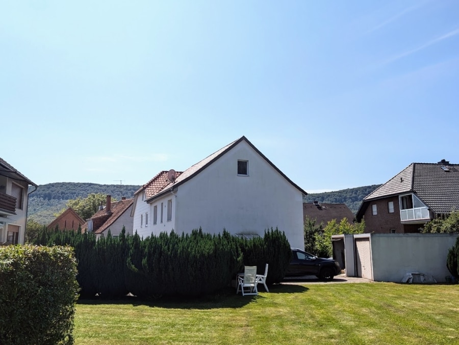 Blick vom Garten - Mehrfamilienhaus mit Ausbaureserve – Charmantes Wohnobjekt in Coppenbrügge mit großem Grundstück