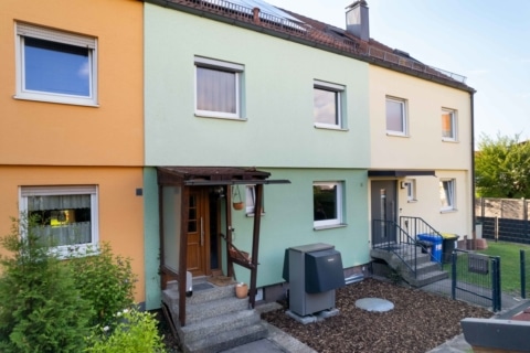 Start frei für Ihre Familie - Energie­sparhaus mit Effizi­enz­klasse B direkt in Moorenbrunn, 90475 Nürnberg, Reihenmittelhaus