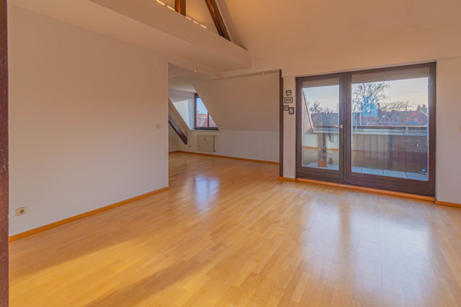 Wohnzimmer und Balkon - Ruhige ETW mit viel Platz | Kleingarten | Dachterrasse | Ausbaureserve