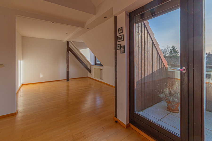 Wohnzimmer Balkonblick - Ruhige ETW mit viel Platz | Kleingarten | Dachterrasse | Ausbaureserve