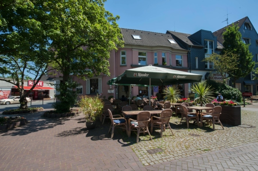 Außenterrasse mit Haus im Hintergrund - Bestandsgastronomie in top Lage sucht Nachfolger