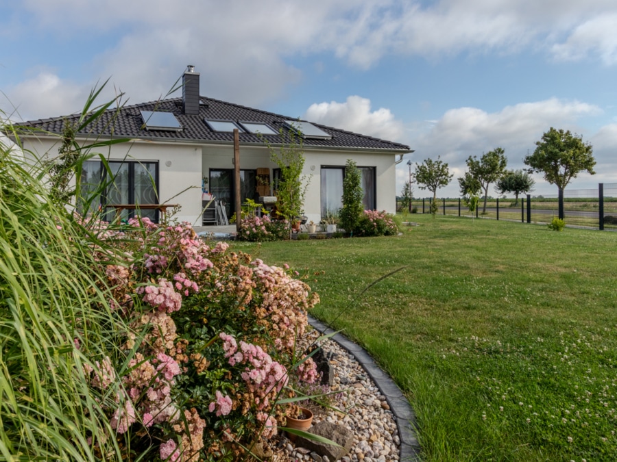 Außenansicht - Familienglück im Bungalow auf großem Grundstück