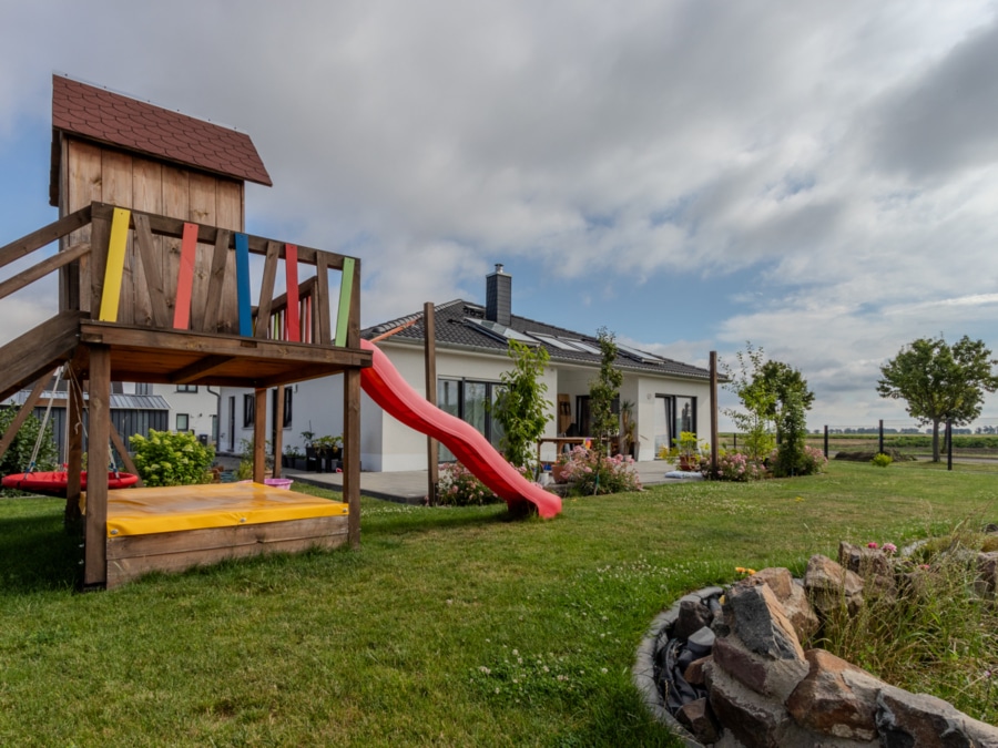 Außenansicht - Familienglück im Bungalow auf großem Grundstück