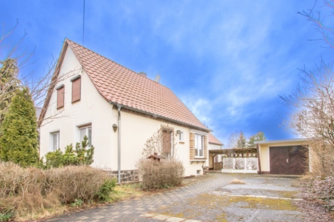 Charmantes Einfa­mi­li­enhaus mit großem Garten, Garage und mit Raum für Modernisierungen., 04838 Doberschütz, Einfamilienhaus