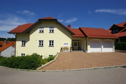 Exklu­sives Immobi­li­en­an­gebot in Greding: Wunder­schönes Mehrfamilienhaus mit 3 Wohneinheiten, 91171 Greding, Mehrfamilienhaus