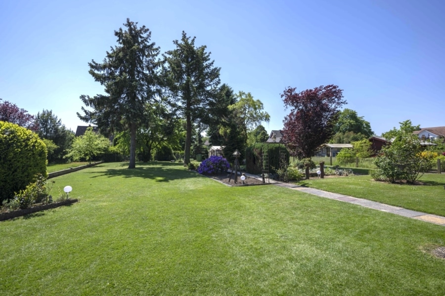 Blick von der Terrasse zum Garten - Vielseitiges Wohnen – Ihr flexibles Zuhause als Einfamilien- oder Zweifamilienhaus!