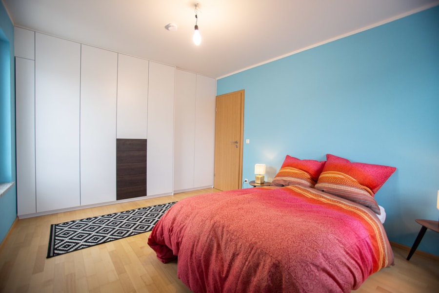 Schlafzimmer mit Einbauschrank - Traumwohnung mit Südbalkon und hochwertiger Ausstattung in Hallbergmoos