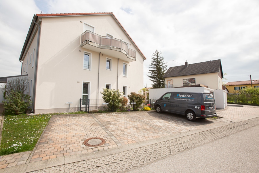 Stellplatz im Freien - Traumwohnung mit Südbalkon und hochwertiger Ausstattung in Hallbergmoos