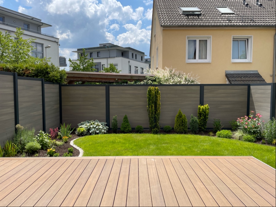 Terrasse mit Blick in den Garten - Einziehen und Wohlfühlen! Neuwertige DHH in Herpersdorf