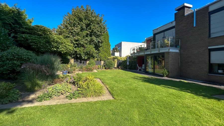 Garten - LICHTDURCHFLUTETE ERDGESCHOSSWOHNUNG MIT GROSSZÜGIGEM GARTEN IN BESONDERER LAGE