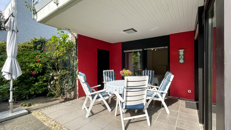 Terrasse - LICHTDURCHFLUTETE ERDGESCHOSSWOHNUNG MIT GROSSZÜGIGEM GARTEN IN BESONDERER LAGE