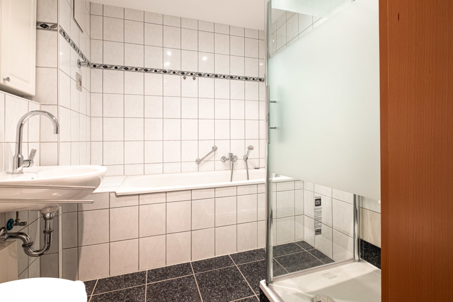 Badezimmer mit Badewanne, Dusche und WC - Wohnkomfort trifft auf perfekte Lage: 2 ZKB mit Balkon und Stellplatz in Frechen zu verkaufen!