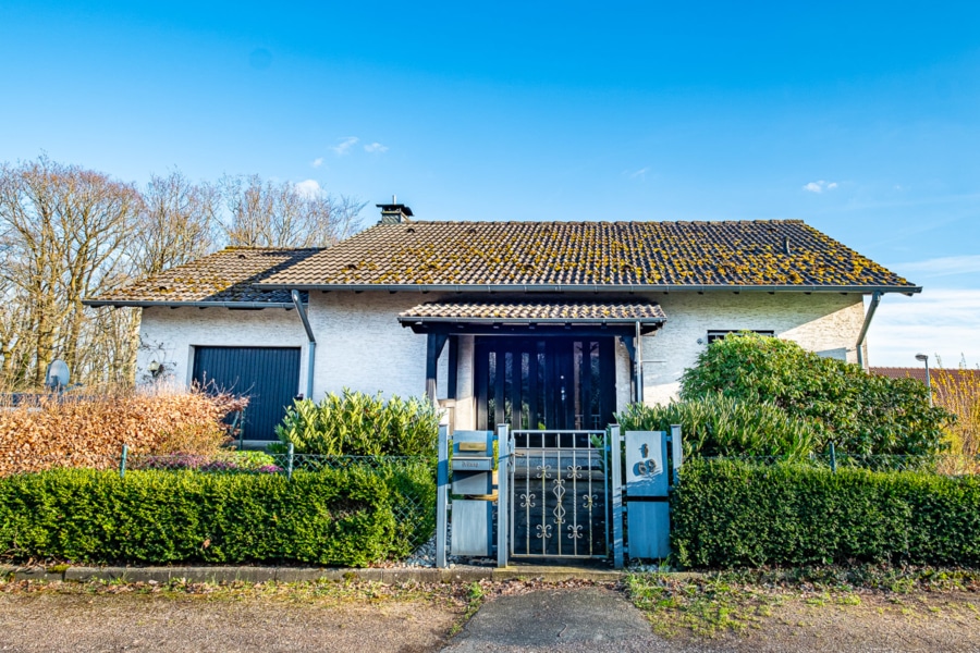 Hier wohnen Sie ruhig inmitten grüner Natur - Natur pur - Haus mit großem Garten und zwei Garagen