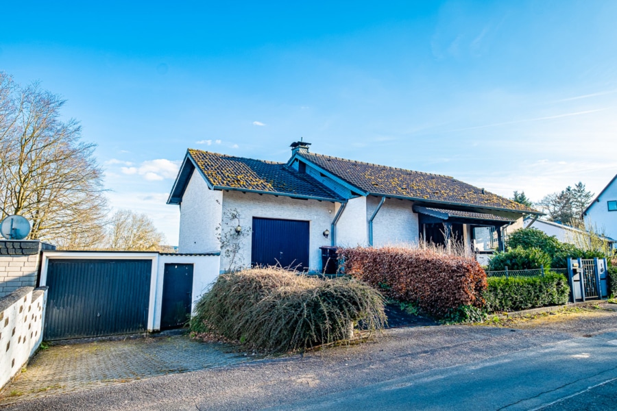 Ihr neues Zuhause - Natur pur - Haus mit großem Garten und zwei Garagen