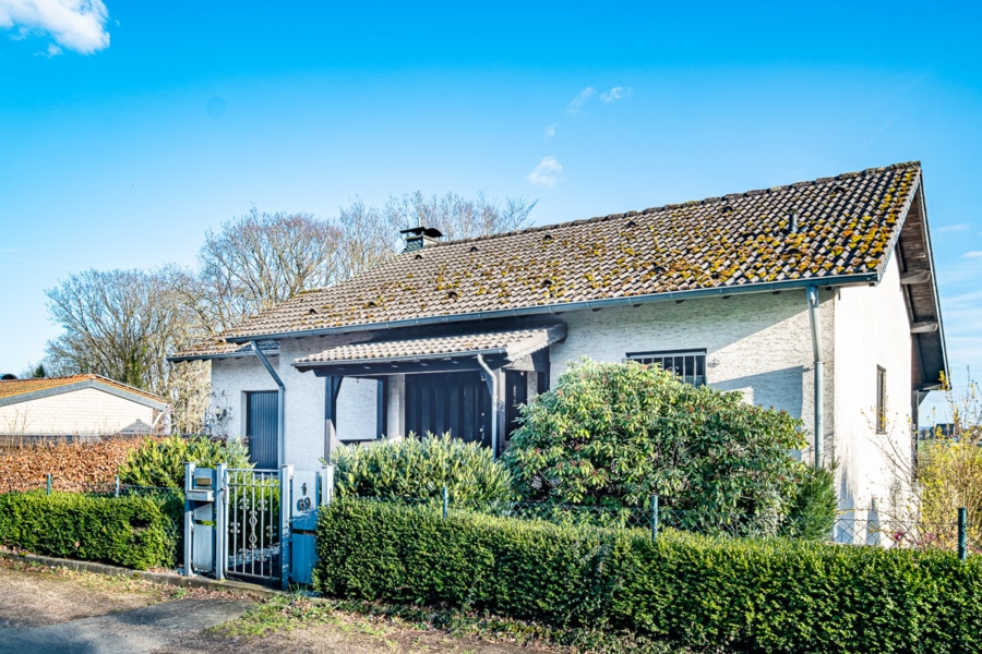 Ein Haus voller Möglichkeiten - Natur pur - Haus mit großem Garten und zwei Garagen