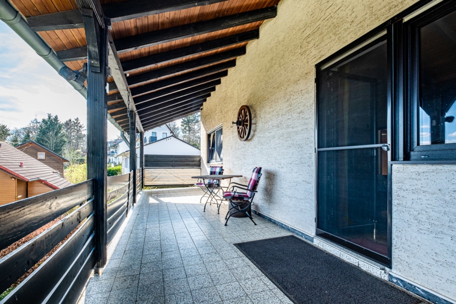 Sehr großer überdachter Balkon - Natur pur - Haus mit großem Garten und zwei Garagen