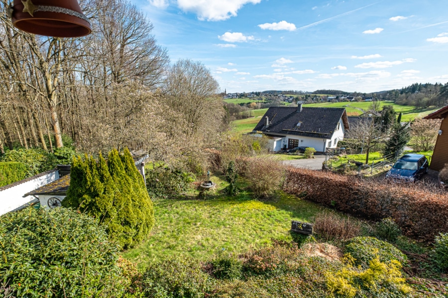 Aussicht vom Balkon - Natur pur - Haus mit großem Garten und zwei Garagen