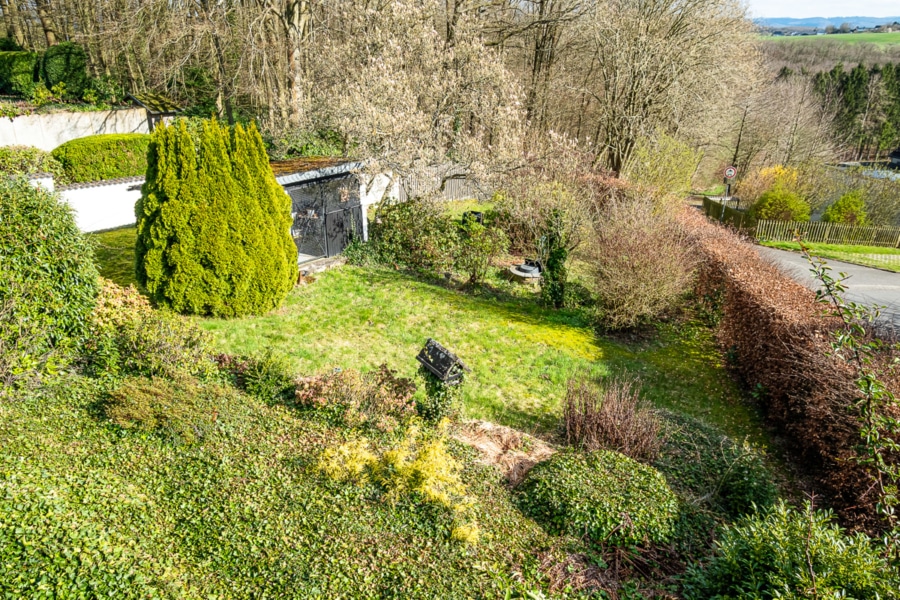 Großer Garten - Natur pur - Haus mit großem Garten und zwei Garagen