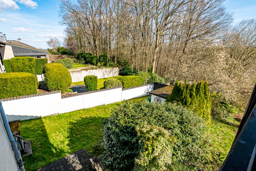 Viel Grün - Natur pur - Haus mit großem Garten und zwei Garagen